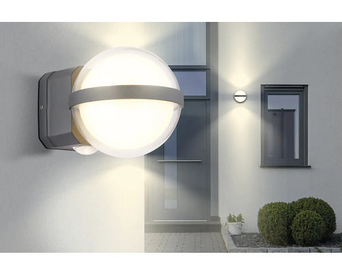 Luminaire extérieur avec détecteur de mouvement sur un mur de maison