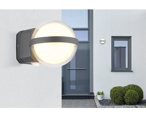 Luminaire extérieur lumineux avec détecteur de mouvement sur un mur de maison