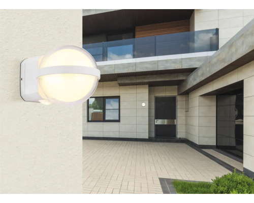 Applique d''extérieur avec détecteur de mouvement sur un mur de maison