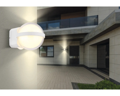 Applique murale extérieure éclairée avec détecteur de mouvement sur un mur de maison