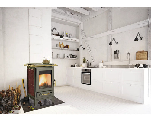 Cuisine claire avec poêle à bois, kitchenette blanche et plafond à poutres apparentes