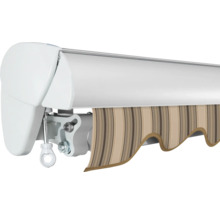 Detailansicht einer Markise mit gestreiftem Stoff und weissem Gehäuse