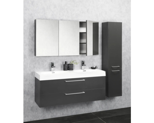 Salle de bains avec double vasque, armoire de toilette et armoire haute