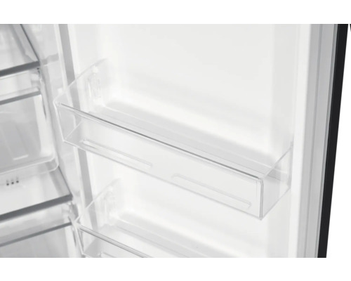 Intérieur d''un réfrigérateur avec des compartiments de rangement transparents sur la porte.