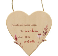 Herzförmiges Holzschild mit der Aufschrift: Genieße die kleinen Dinge. Sie machen das Leben grossartig.