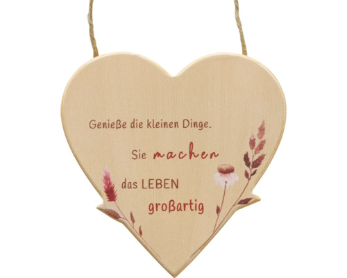Herzförmiges Holzschild mit der Aufschrift: Genieße die kleinen Dinge. Sie machen das Leben grossartig.