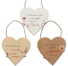 Drei herzförmige Dekoanhänger aus Holz mit verschiedenen Sprüchen und floralen Motiven