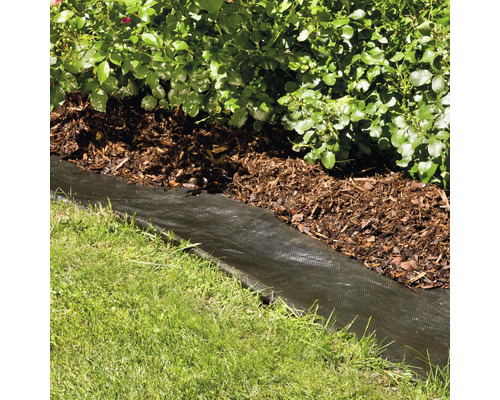 Gartenszene mit Mulch, Pflanzen und Unkrautvlies