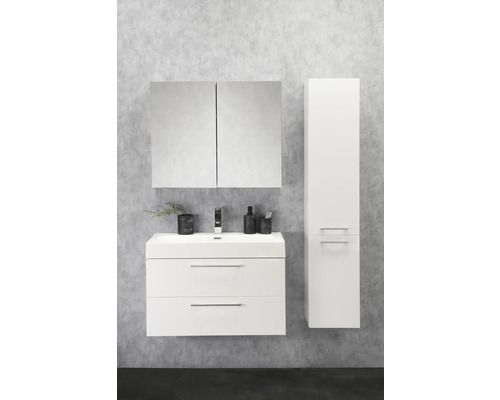 Weisser Waschtisch mit Unterschrank, Spiegelschrank und Hochschrank im Badezimmer