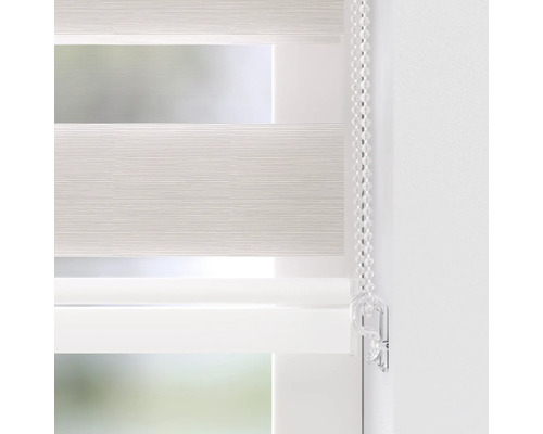 Detailansicht eines Duo-Rollos mit Kettenzug zur Fensterdekoration