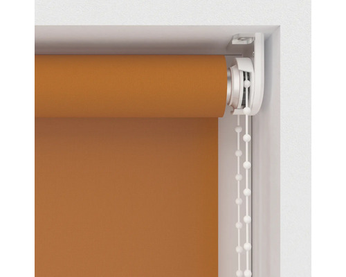 Orangefarbenes Rollo mit Kettenzug am Fenster