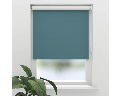 Blaugrüne Fenster-Rollos im geschlossenen Zustand