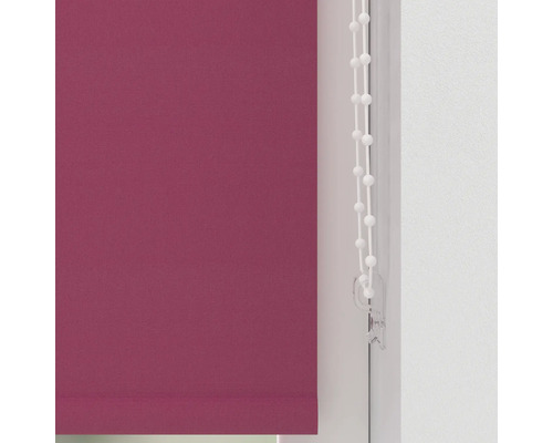 Dunkelrote Fensterrollos mit Bedienkette