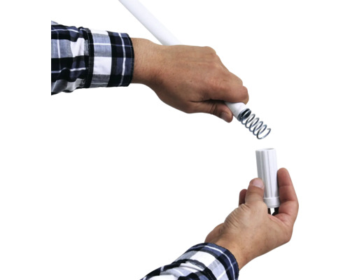 Eine Person montiert ein weisses Verlängerungsrohr mit Feder