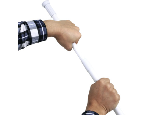 Person hält eine ausziehbare Stange in den Händen