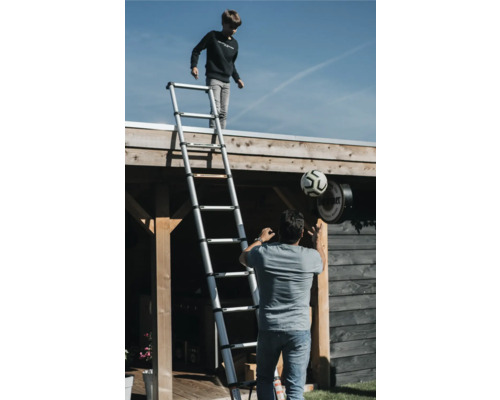 Scène d''extérieur avec un garçon sur une échelle télescopique et un homme avec un ballon de football.