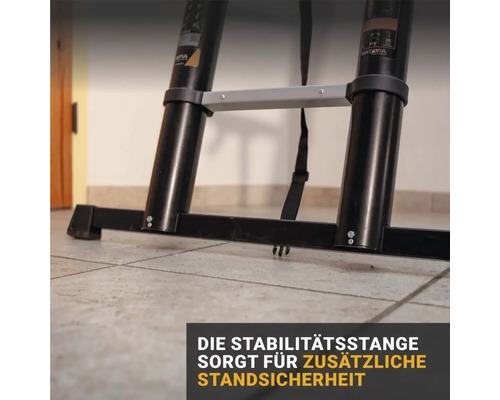 Detailaufnahme einer Teleskopleiter mit Stabilisierungsstange für zusätzliche Sicherheit