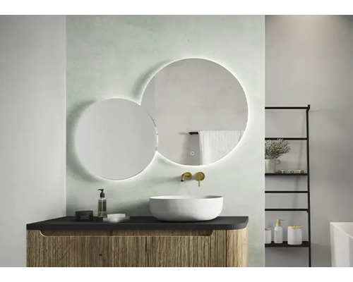 Salle de bain avec meuble-lavabo, miroir rond avec éclairage et étagère