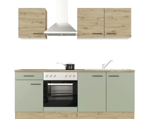 Cuisine équipée avec éléments hauts, hotte aspirante, cuisinière et évier