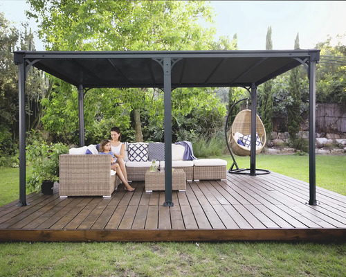 Pavillon couvert avec salon de jardin et fauteuil suspendu