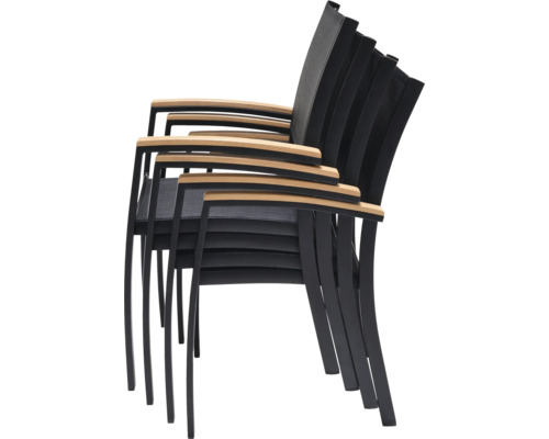Pile de chaises de jardin noires avec accoudoirs en bois