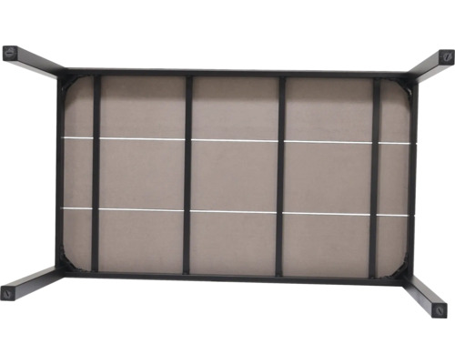 Unteransicht eines Tisches mit Metallrahmen und Stoffbezug