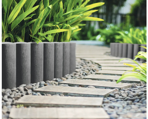 Scène de jardin avec des bordures de gazon et un chemin de dalles en pierre