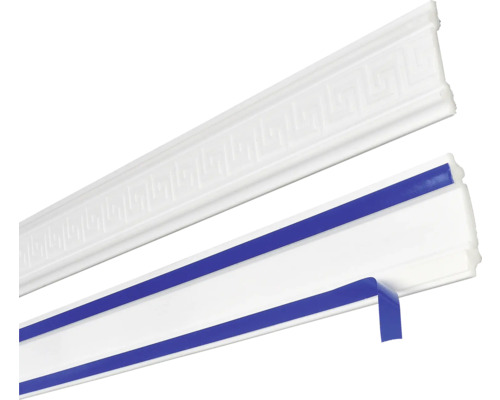 Zwei weisse Zierleisten aus Kunststoff, eine mit Muster, die andere mit Klebestreifen