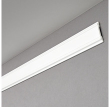 Weisse Zierleiste an Wand und Decke