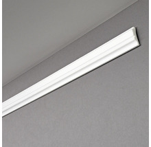Weisse Zierleiste an Wand und Decke