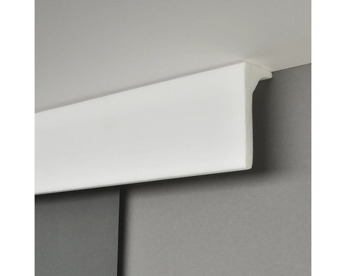 Moulure décorative blanche sur mur et plafond