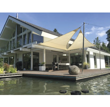Haus mit Terrasse, Sonnensegel und Wasseranlage