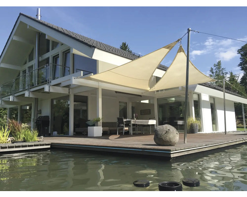 Haus mit Terrasse, Sonnensegel und Wasseranlage