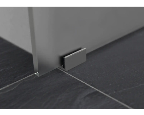 Gros plan d''une cabine de douche avec angle de stabilisation