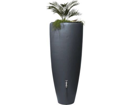 Grauer Regenwassertank mit Pflanze und Wasserhahn