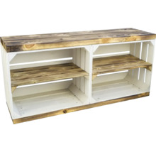 Regal aus Holzkisten mit Ablageflächen