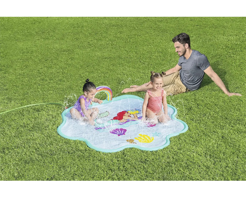 Wasserspielmatte mit zwei Kindern und einem Erwachsenen im Garten