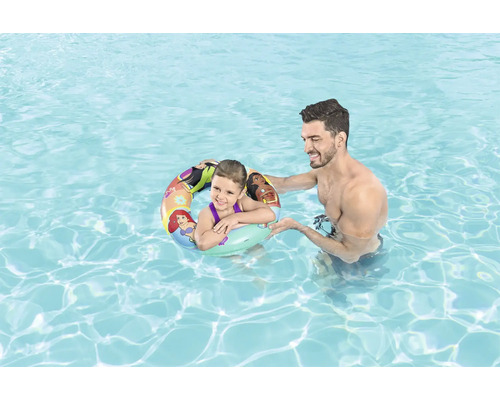 Enfant avec bouée de natation dans la piscine avec un adulte