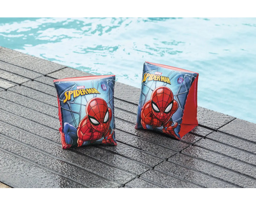 Deux brassards de natation Spider-Man au bord de la piscine