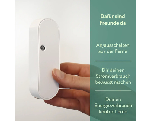 Gros plan d''une prise intermédiaire Smart Home blanche, tenue par une main