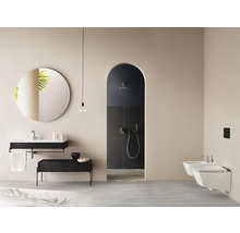 Modernes Badezimmer mit Waschtisch, Spiegel, Bidet und Dusche
