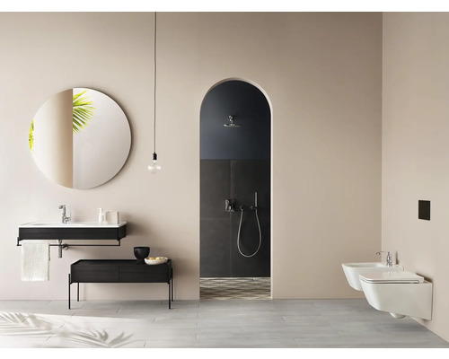 Modernes Badezimmer mit Waschtisch, Spiegel, Bidet und Dusche