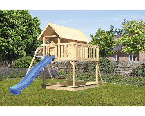 Spielturm mit Rutsche, Leiter und Sandkasten im Garten.