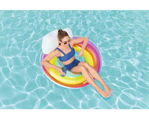 Femme se détend sur un îlot flottant gonflable dans la piscine