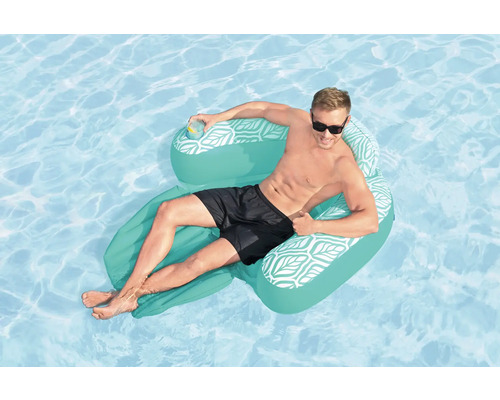 Mann entspannt auf einer aufblasbaren Lounge mit Getränkehalter im Pool