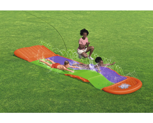 Wasserrutsche mit Kindern auf einer Rasenfläche.