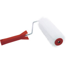 Rouleau à pointes pour débuller les revêtements de sol