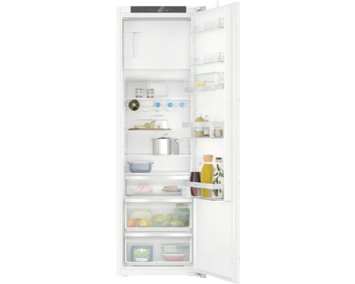 Réfrigérateur encastrable avec compartiment de congélation Siemens KI82LADD0H Vue intérieure d''un réfrigérateur intégrable avec porte ouverte et aliments