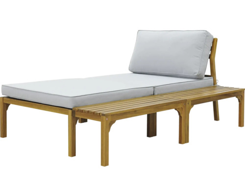 Holzliege mit hellgrauen Kissen und Ablagetisch