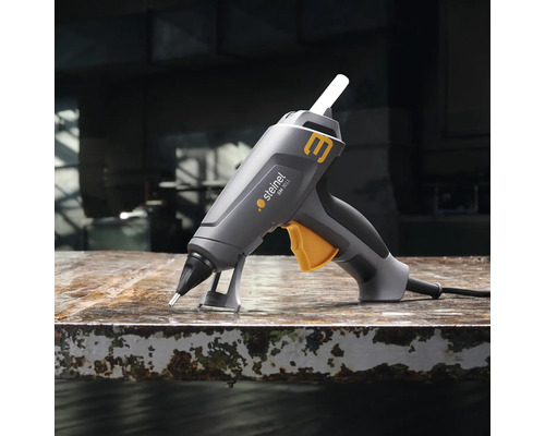 Pistolet à colle chaude sur une table